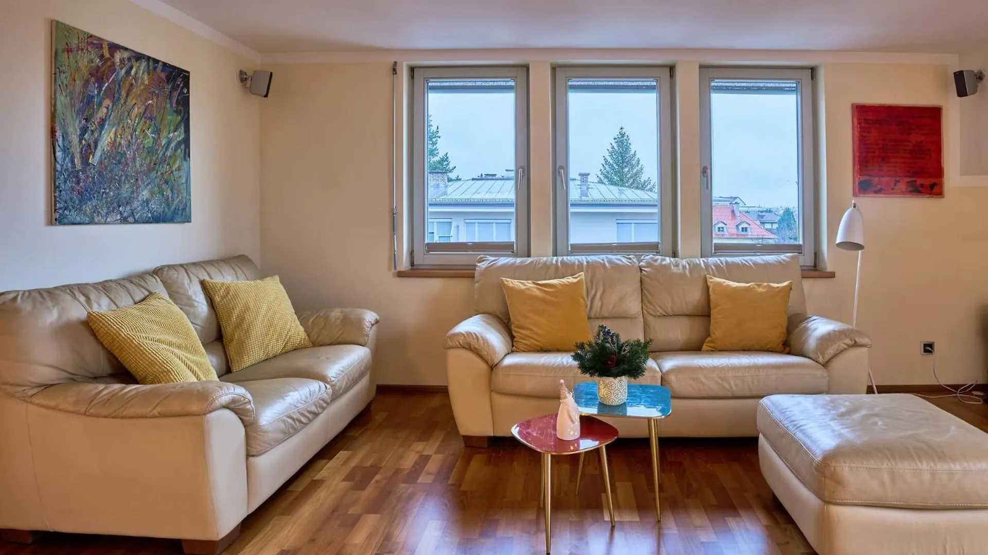 Grosse Exklusive Wohnung Mit Balkon Und Fantastischer Aussicht Auf Die Bergwelt Inkl Privatem Parkplatz Mit E-Ladestation إنسبروك