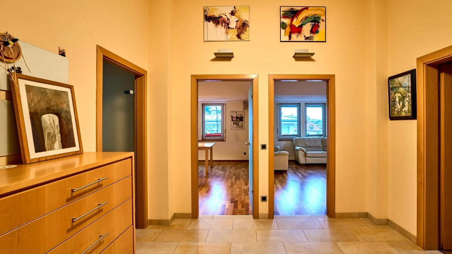 Grosse Exklusive Wohnung Mit Balkon Und Fantastischer Aussicht Auf Die Bergwelt Inkl Privatem Parkplatz Mit E-Ladestation إنسبروك